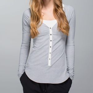 Lululemon Awesoma Henley size 6